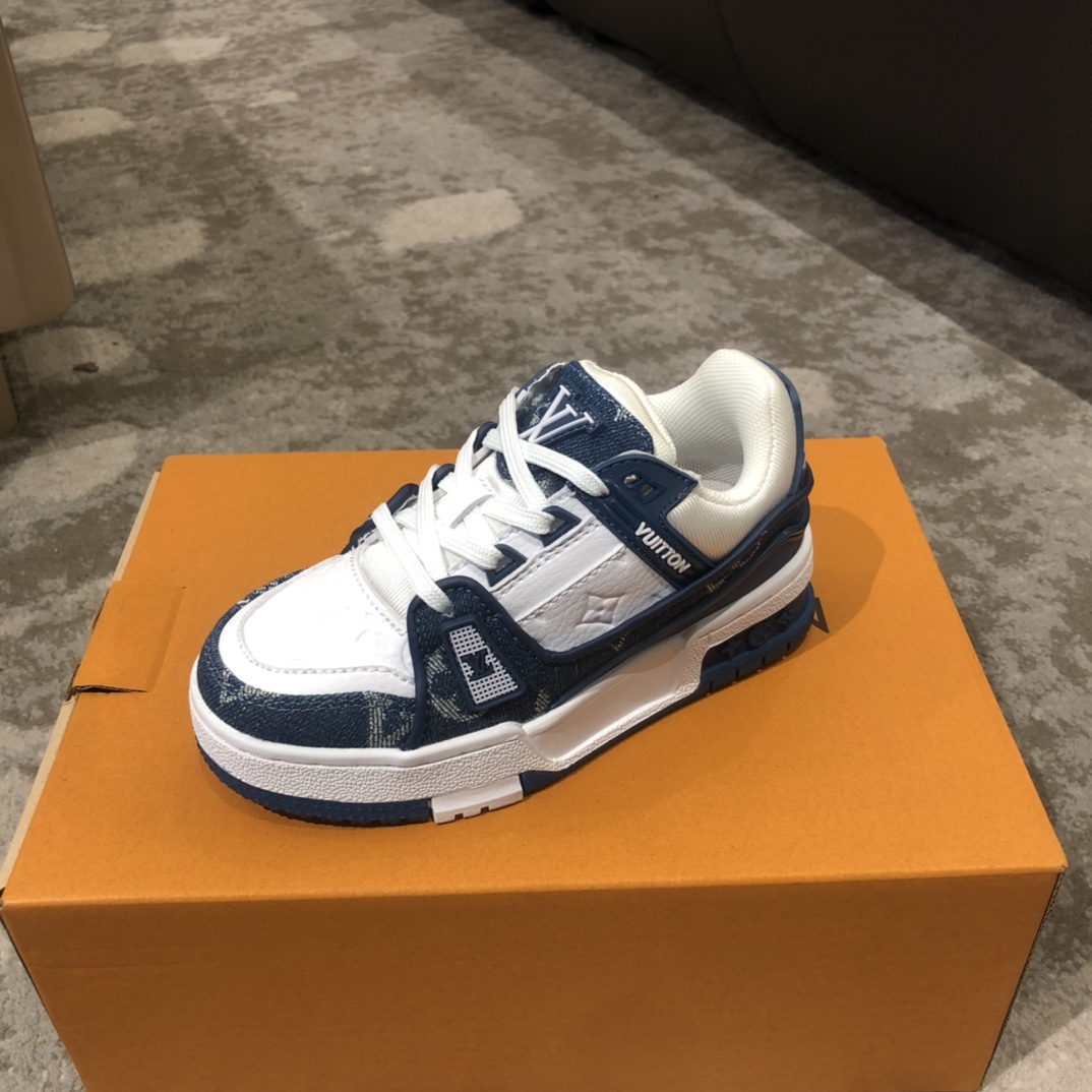 Children's shoes child